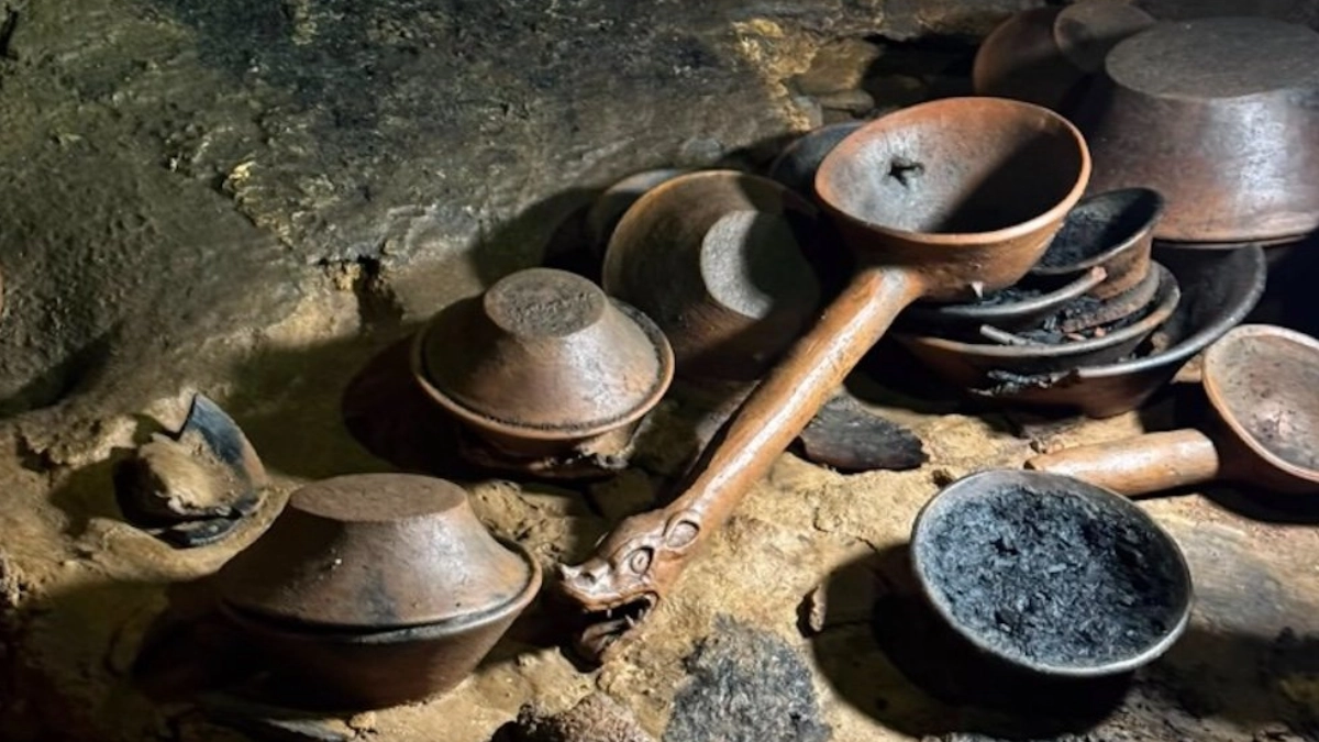 Descubren en Chiapas 179 piezas prehispánicas en una cueva intacta