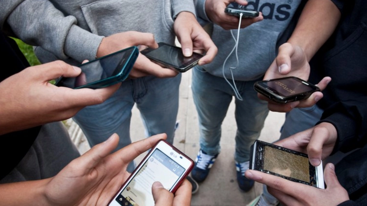 SEP abrirá debate nacional para regular el uso de redes sociales entre menores de edad