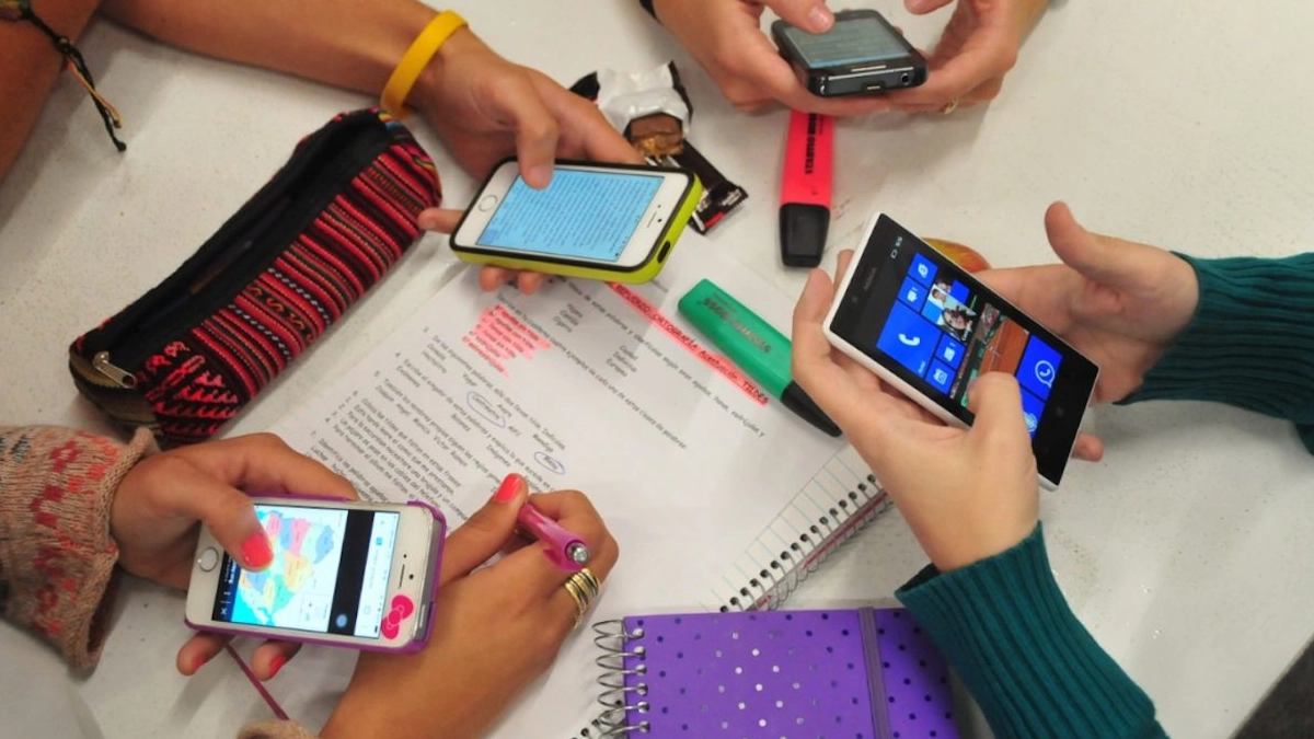 SEP inicia ciclo escolar sin definir reglas para uso de celulares en escuelas