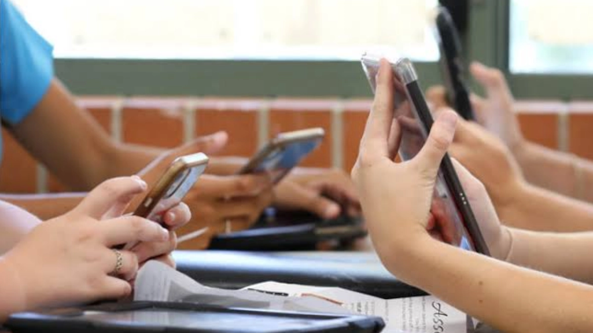 SEP consultará a más de un millón de maestros sobre el uso de celulares en escuelas