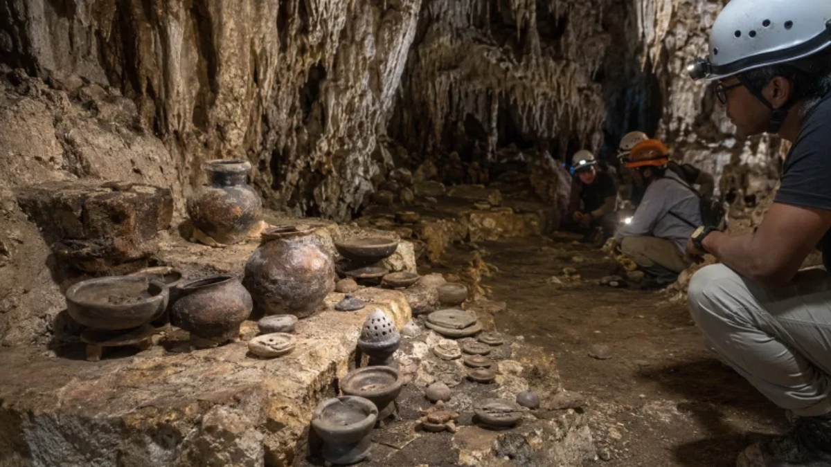 INAH revela el descubrimiento de la Cueva Mundo Zoque con cientos de piezas prehispánicas en Chiapas