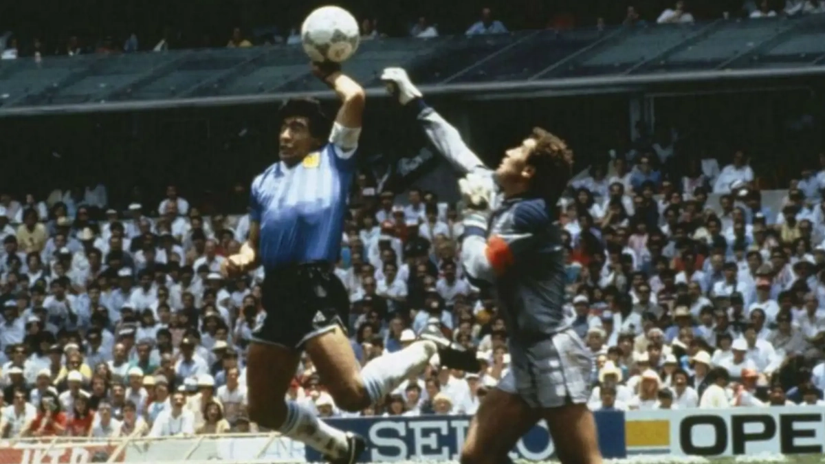 Balón de la ‘Mano de Dios’ de Maradona se vende por 3.35 millones de dólares