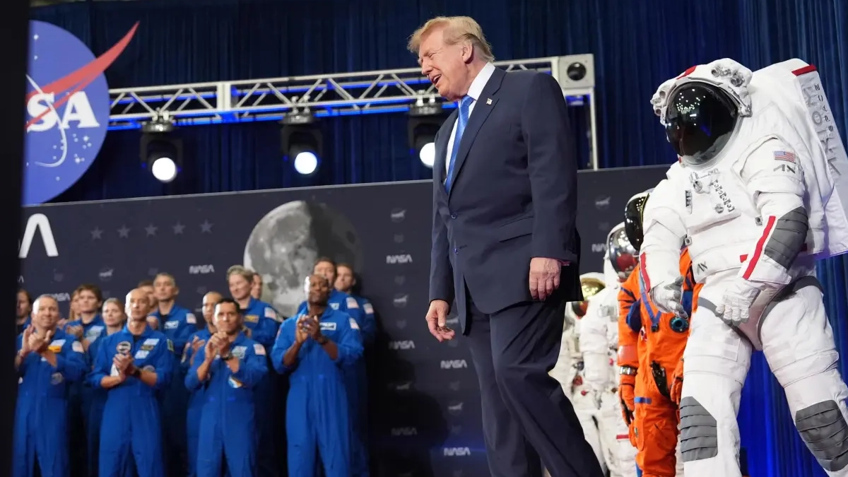 Trump firma orden para crear Academia Espacial de Estados Unidos