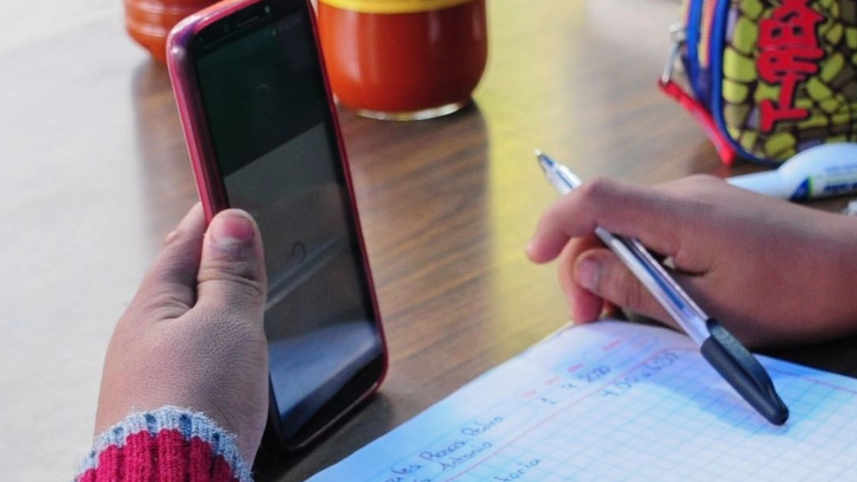 Celulares quedarán restringidos en primarias y secundarias a partir del 3 de noviembre