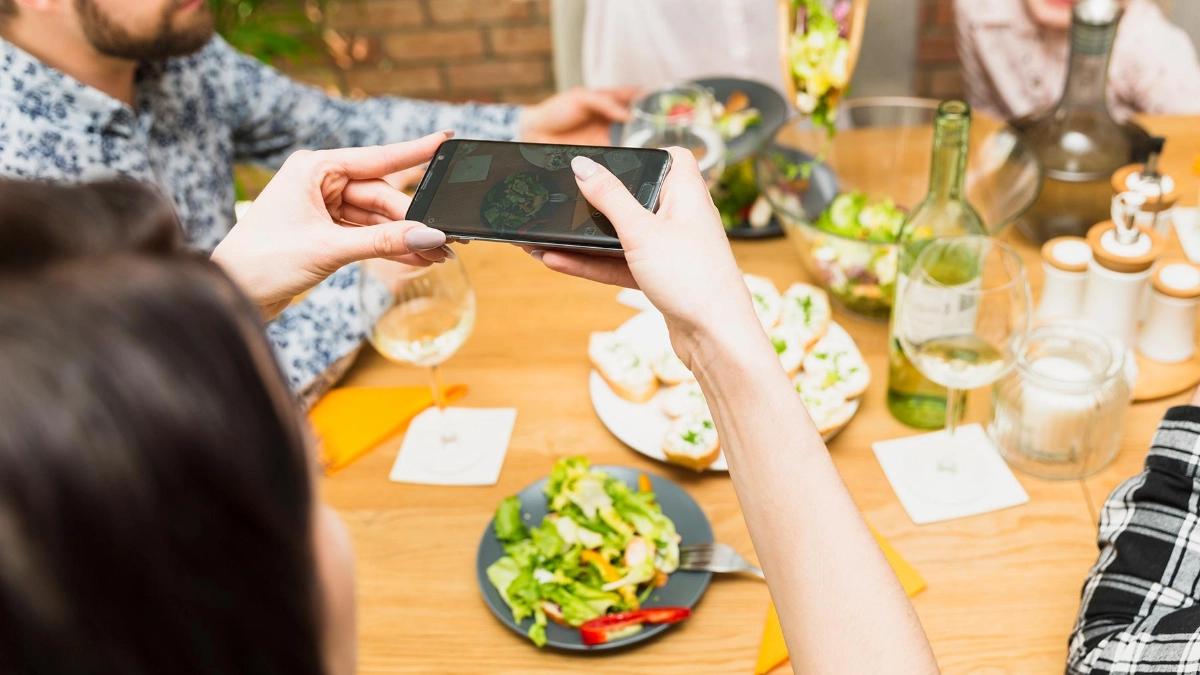 Celular en la mesa puede afectar la relación de niñas y niños con la comida