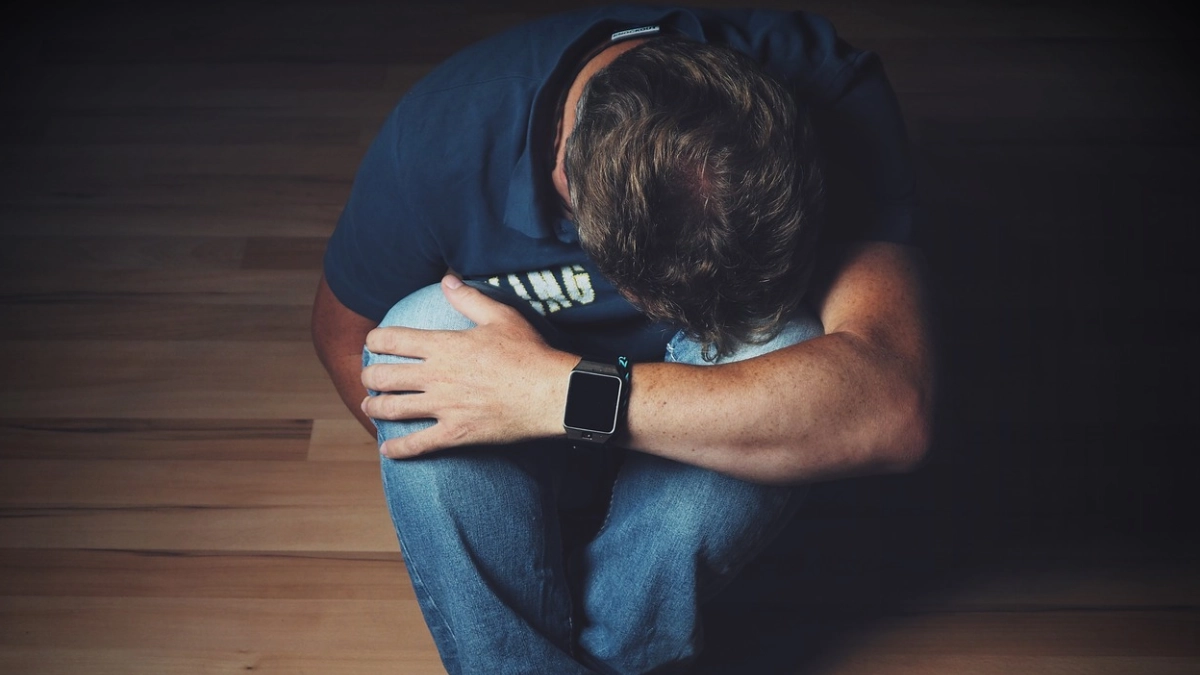 Hombres mueren por suicidio cuatro veces más que mujeres en México, pese a mayores indicios de depresión y ansiedad entre ellas