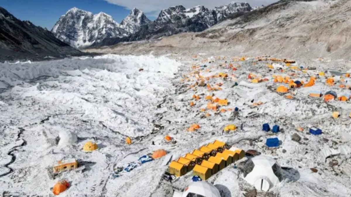 Combustibles y orina en el Everest podrían derretir hasta 2 mil 500 toneladas de hielo al año