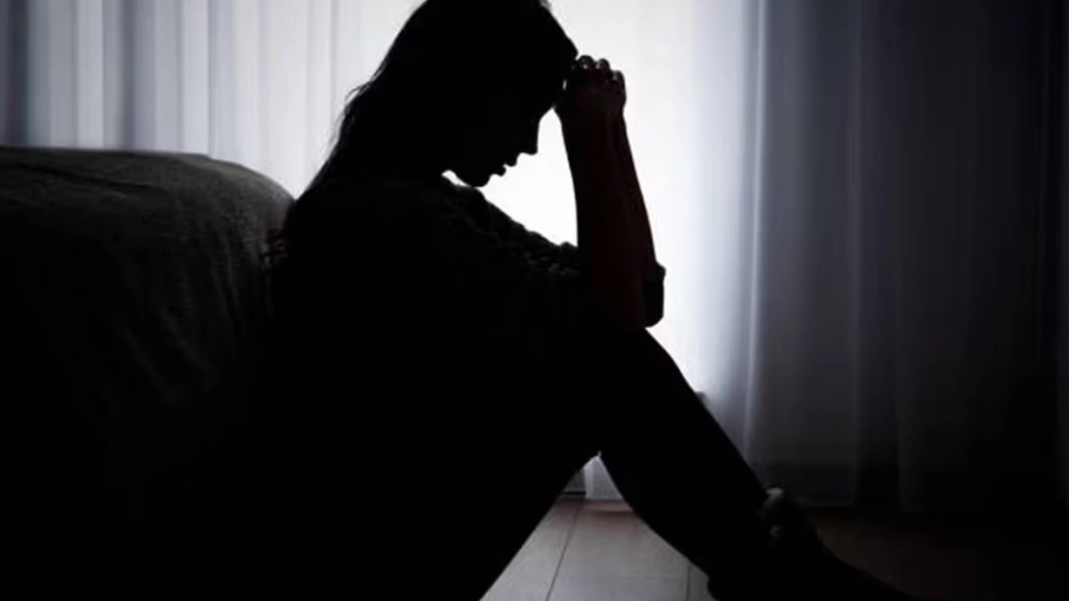 Jóvenes y mujeres, quienes más piden ayuda: así opera la línea de prevención del suicidio