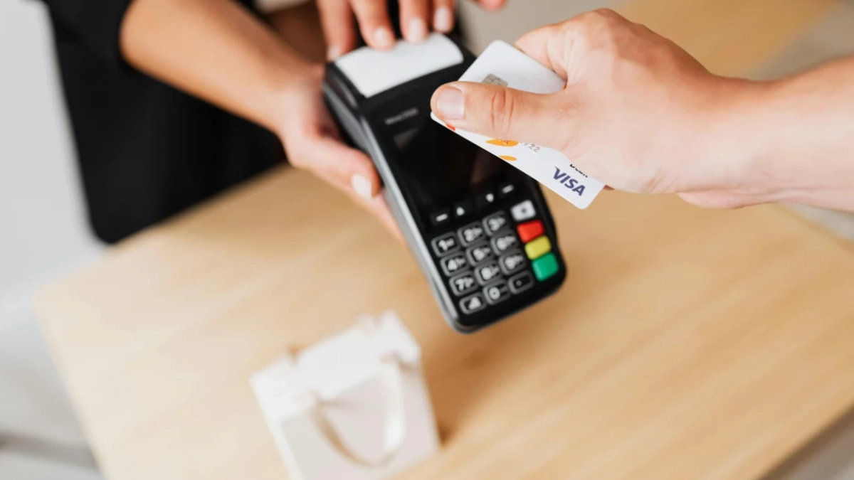 Banxico y CNBV proponen reducir cuotas que bancos cobran por operaciones con tarjetas