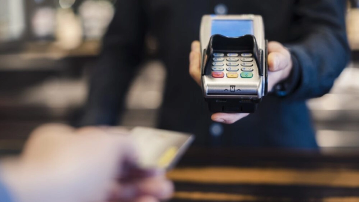 Banxico y CNBV proponen poner límite a las comisiones por pagos con tarjeta