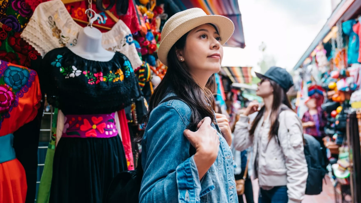 Diputados reducen aumento al cobro migratorio para turistas extranjeros en 2027