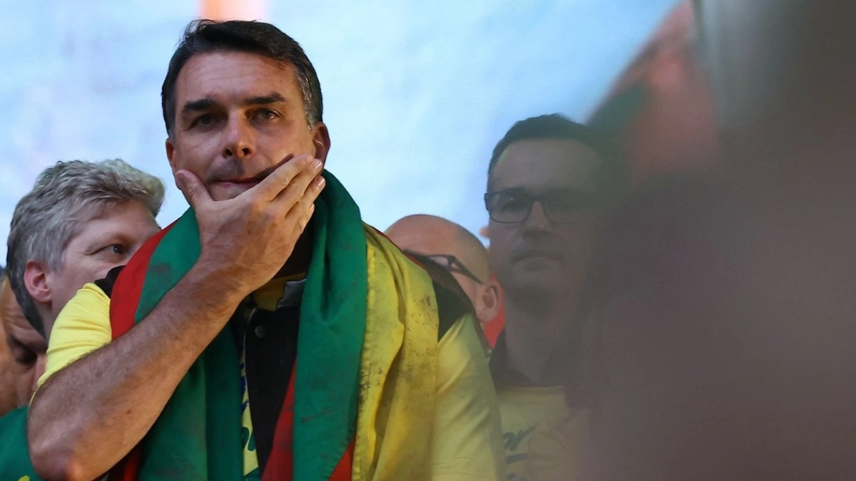 Flávio Bolsonaro se proclama “líder de Brasil” desde Estados Unidos tras perder las elecciones