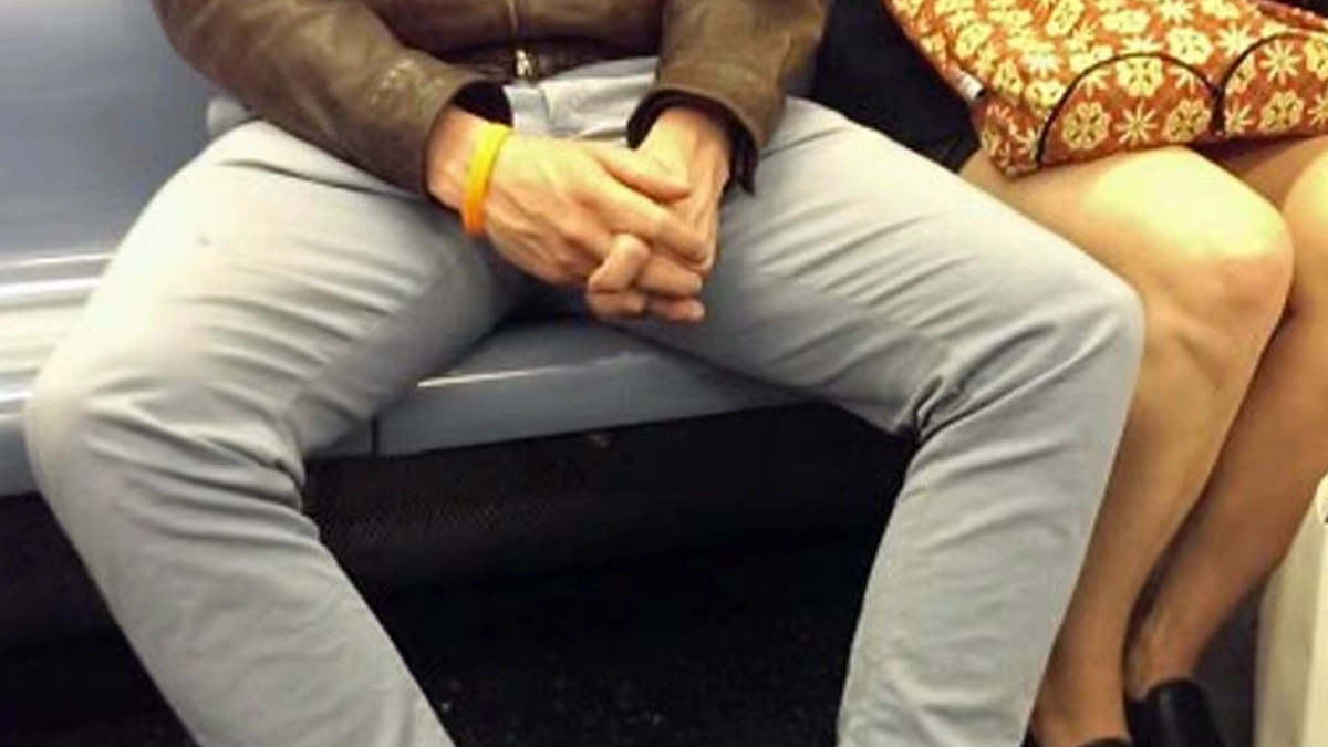 Proponen reconocer el “manspreading” como violencia contra las mujeres en el transporte público