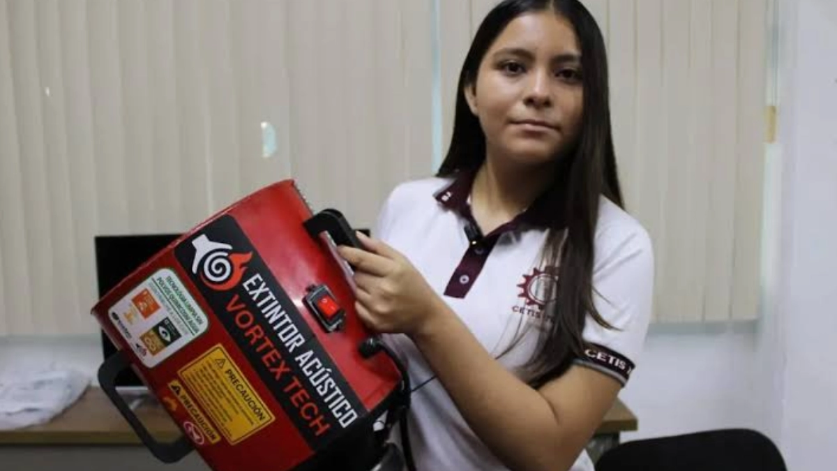 Estudiante mexicana lleva a Indonesia un extintor que utiliza ondas sonoras para apagar fuego