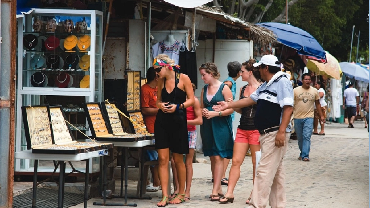 Cae 10.2% la llegada de turistas estadounidenses a México por falta de promoción e inversión